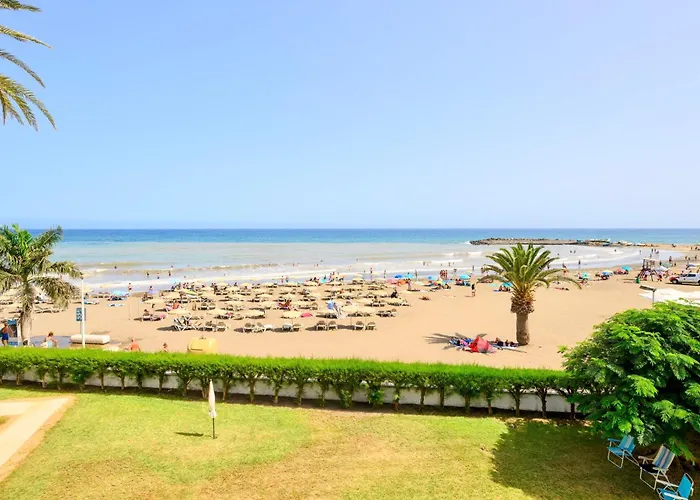 Charming 2 Bedroom Retreat With Beachfront Views Appartement