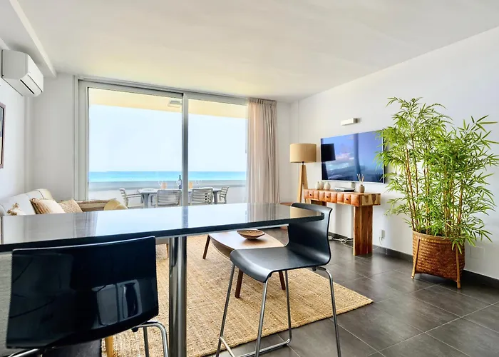 Charming 2 Bedroom Retreat With Beachfront Views Appartement *