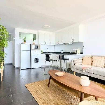 Charming 2 Bedroom Retreat With Beachfront Views Apartment