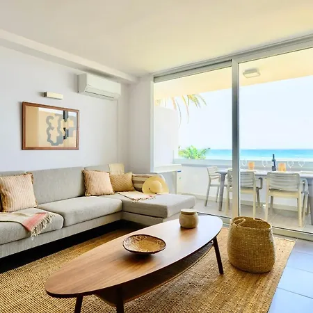 Charming 2 Bedroom Retreat With Beachfront Views *
