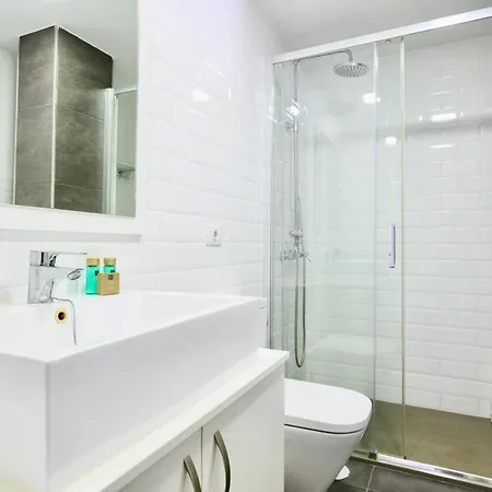 Charming 2 Bedroom Retreat With Beachfront Views Apartment