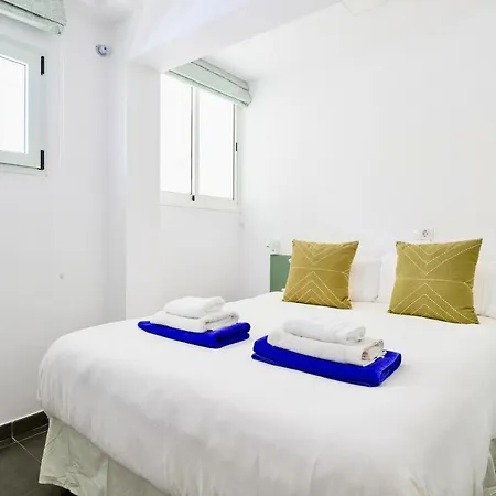 Charming 2 Bedroom Retreat With Beachfront Views