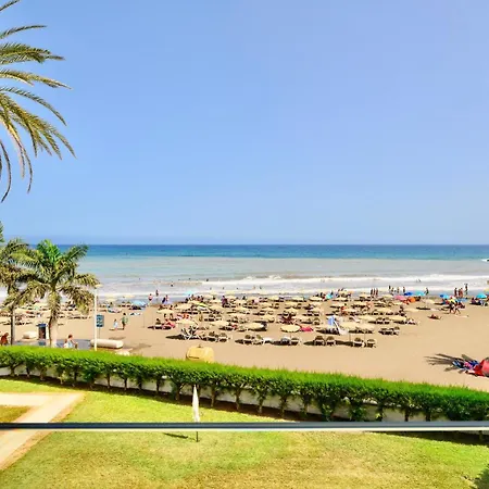 Charming 2 Bedroom Retreat With Beachfront Views