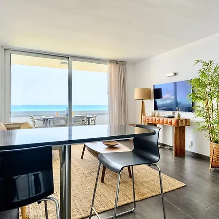 Charming 2 Bedroom Retreat With Beachfront Views Appartement *